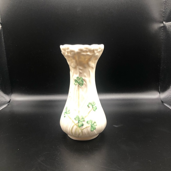 VINTAGE-1993-97 IRISH BELLEEK SMALL TOY SPILL VASE-GREEN SHAMROCKS- 4 3/8" TALL - Picture 2 of 7